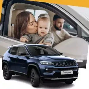 Man sieht eine Familie im Auto sitzen, da das Kind noch nicht angeschnallt ist, lässt sich erkennen, dass das Auto noch im Showroom steht. Die Familie träumt wohl von dem Auto. Darunter sieht man einen familientauglichen Jeep in blaumetallic. Für Familien könnte ein Autoabo aus einigen Gründen eine ideale Lösung sein. Es muss schnell ein Auto her. Die Autogröße muss sich vielleicht in den nächsten Jahren nochmal anpassen oder durch berufliche Veränderung muss der Standort gewechselt werden. Auch die Kapitalbindung kann eine große Rolle spielen. Ein Autoabo ist da viel flexibler.