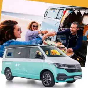 Man sieht drei jungebliebene im mittleren Alter, die mit einem Camper oder Wohnmobil eines Ausflug direkt an den Strand machen. Dort stossen sie gerade an und haben ein Abendessen gerichtet. Es sieht so aus, als könnte man mit einem Wohnmobil oder Camper im Autoabo glückliche Stunden verbringen. Finden Sie auf Autoabos.de die neuesten Camper und Wohnmobil-Abos.