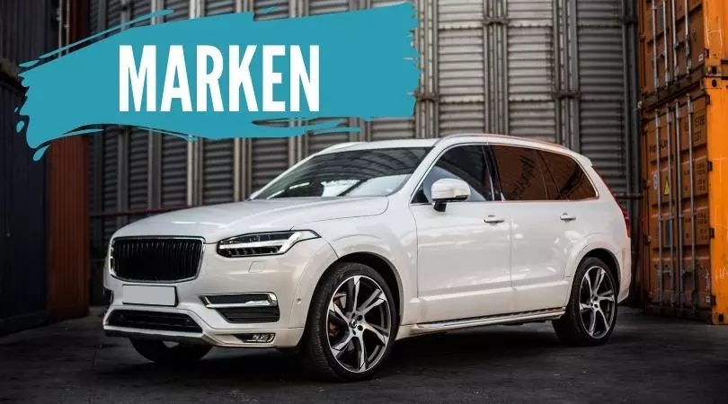 Auto Abo News. Hier findet man Artikel und News zum Thema markenspezifische Autoabos. Man sieht einen weißen SUV vor einer Industrie anlage stehen und Marken groß geschrieben.