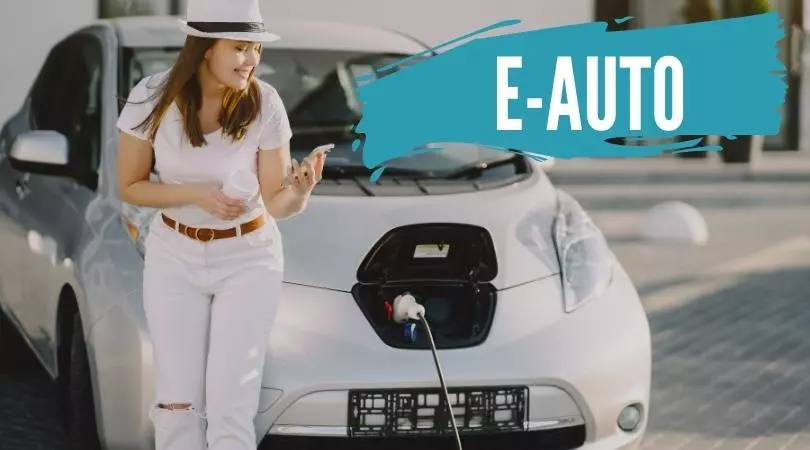 Auto Abo News. Man sieht eine Frau die gerade eine App bedient und Ihr E-Auto lädt. Es steht auch die Kategorie Überschrift E-Auto groß da, darunter findet man Artikel zum Them E-Autoabo