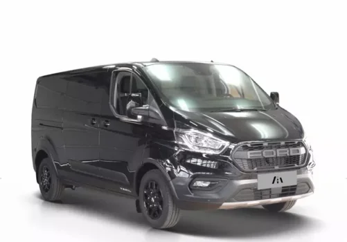 Ford Transit Custom in Schwarz mit einem starken Auftritt. Man sieht einen Ford Transit Kastenwagen ohne Fenster in Schwarz. Es ist ein niedriges Dach und ein kurzer Radstand. Das Foto ist von Vivelacar.