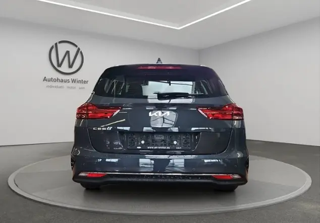 Angebotsdetails Kia Ceed Grau ((H8G) DARK PENTA METAL M)