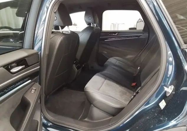 Angebotsdetails Volkswagen ID.7 Tourer Pro 82 kWh KLIMA NAVI ALU Blau (Aquamarinblau Metallic/Schwarz)
