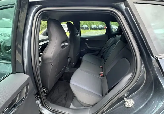 Angebotsdetails Seat Arona Seat Arona FR Black Edition 1.0 TSI 85 kW (116 PS) 7-Gang-DSG Magnetic Grau Metallic / Midnight Schwarz Metallic