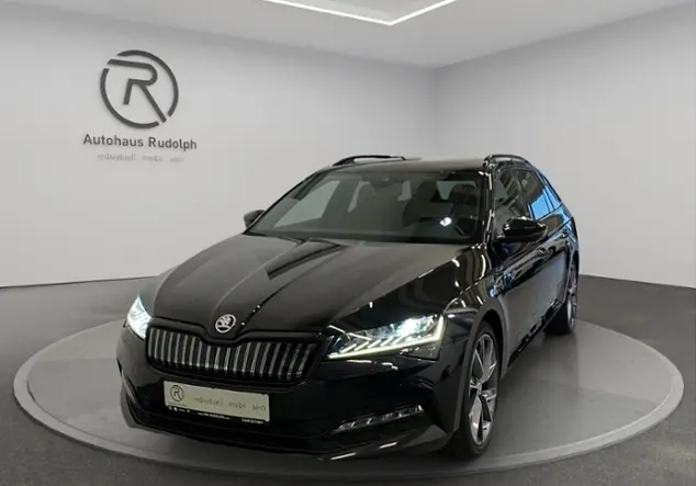 Angebotsdetails Skoda Superb Combi Sportline iV 1.4 eTSI / Schwarz (Schwarz-Magic Perleffekt)