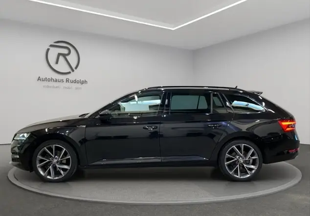 Angebotsdetails Skoda Superb Combi Sportline iV 1.4 eTSI / Schwarz (Schwarz-Magic Perleffekt)