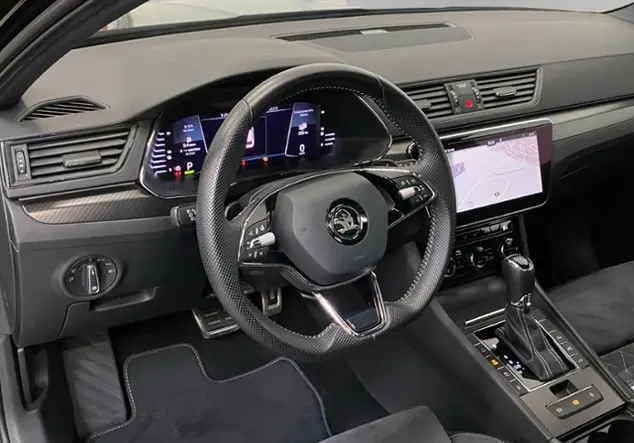 Angebotsdetails Skoda Superb Combi Sportline iV 1.4 eTSI / Schwarz (Schwarz-Magic Perleffekt)