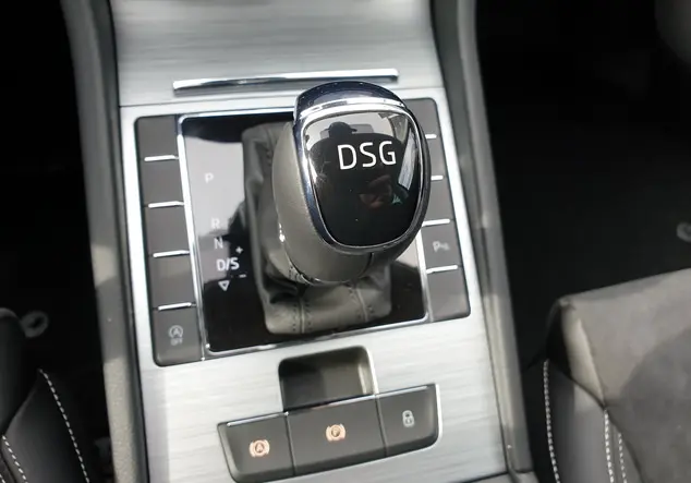 Angebotsdetails Skoda Superb Schwarz (Schwarz-Magic Perleffekt)