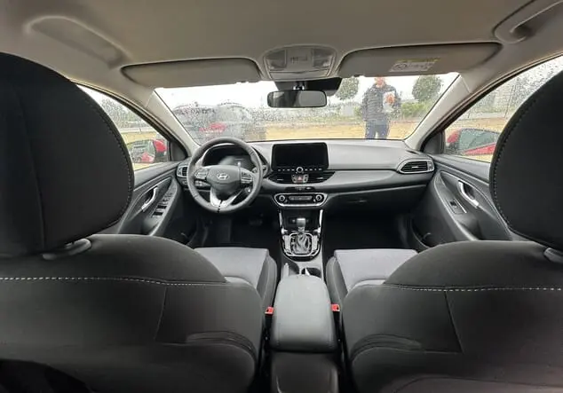 Angebotsdetails Hyundai i30 Kombi Hyundai i30 Wagon Family 1.5 T-GDI MHEV 103 kW (140 PS) 7-Gang-DSG Engine Red