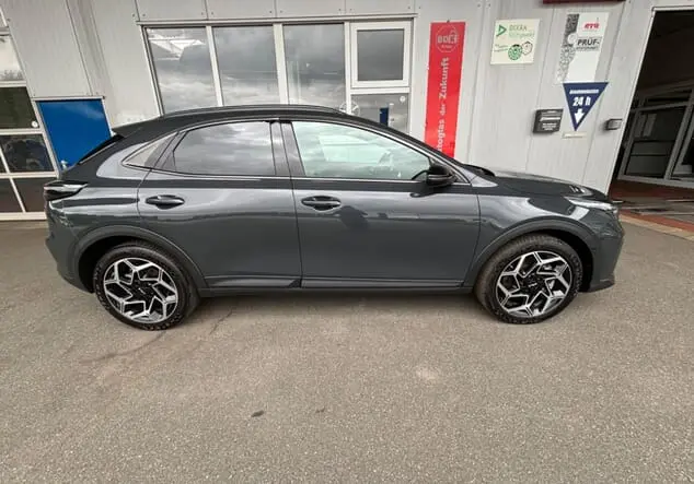 Angebotsdetails Kia XCeed Grau ((H8G) DARK PENTA METAL M)