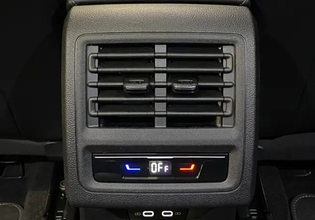 Angebotsdetails Volkswagen Golf VIII Variant R-Line 1.5 eTSI KLIMA Blau (Crystal Ice Blue Metallic)