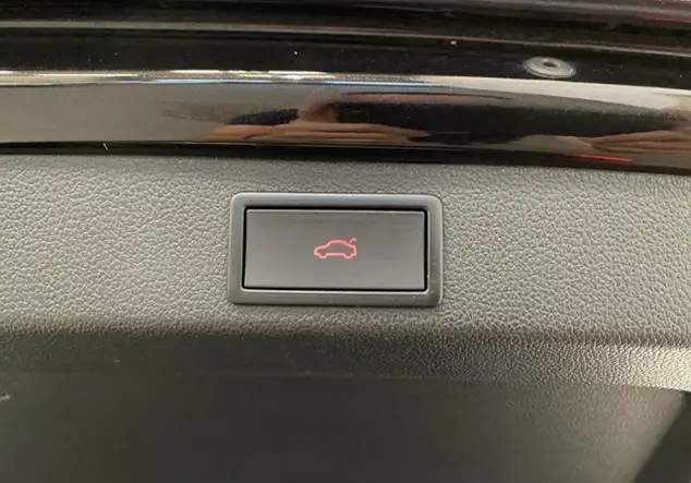 Angebotsdetails Skoda Superb Combi Sportline iV 1.4 eTSI / Schwarz (Schwarz-Magic Perleffekt)