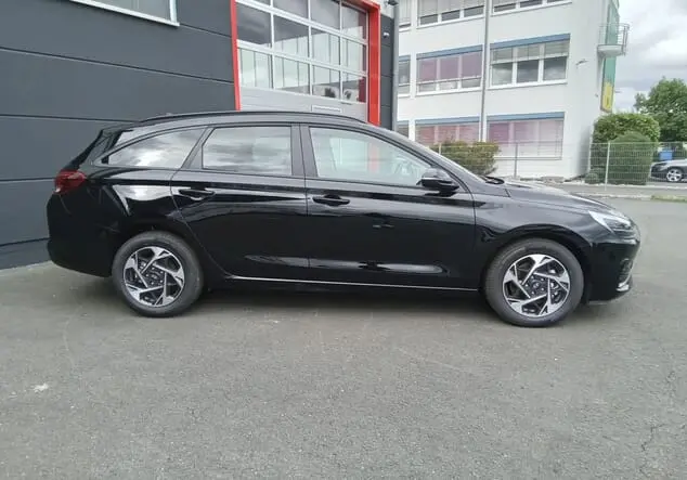 Angebotsdetails Hyundai i30 Kombi Hyundai i30 Wagon Family 1.5 T-GDI MHEV 103 kW (140 PS) 7-Gang-DSG Abyss Black Pearl