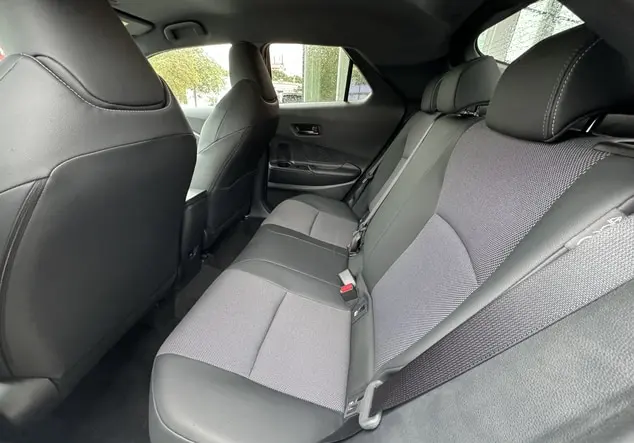 Angebotsdetails Toyota C-HR shimmering silver metallic / Dach schwarz