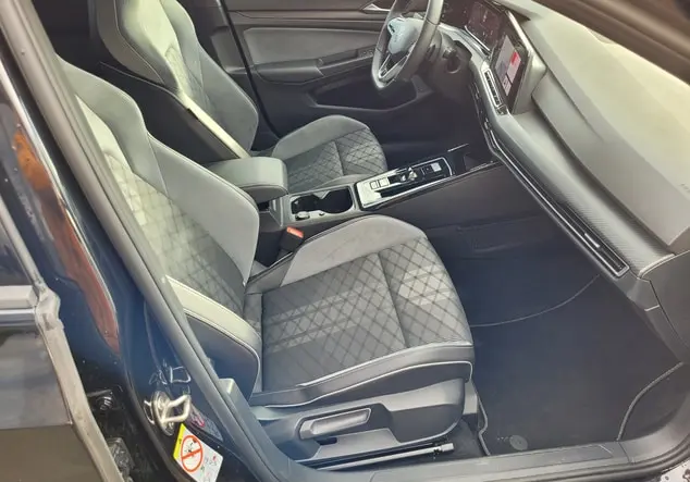 Angebotsdetails Volkswagen Golf Schwarz (Deep Black Perleffekt)