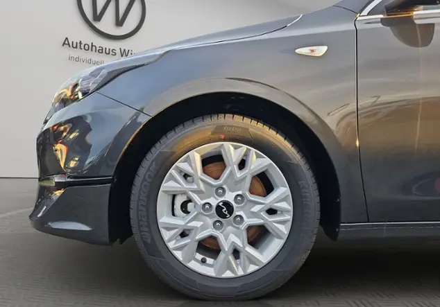 Angebotsdetails Kia Ceed Grau ((H8G) DARK PENTA METAL M)