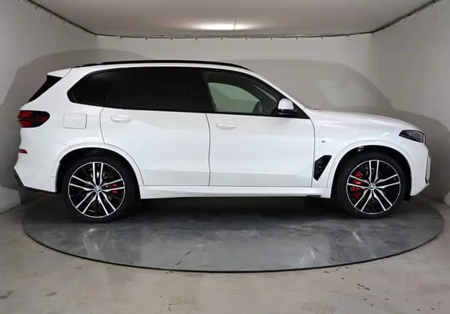 Angebotsdetails BMW X5 BMW X5 40d 259 kW (352 PS) 8-Gang Steptronic xDrive Mineralweiß metallic