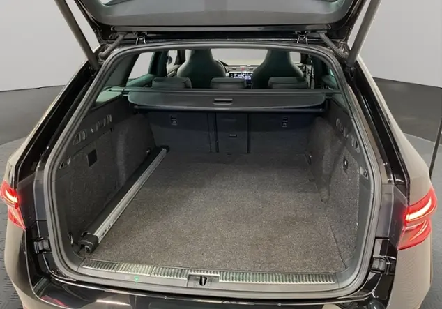 Angebotsdetails Skoda Superb Combi Sportline iV 1.4 eTSI / Schwarz (Schwarz-Magic Perleffekt)