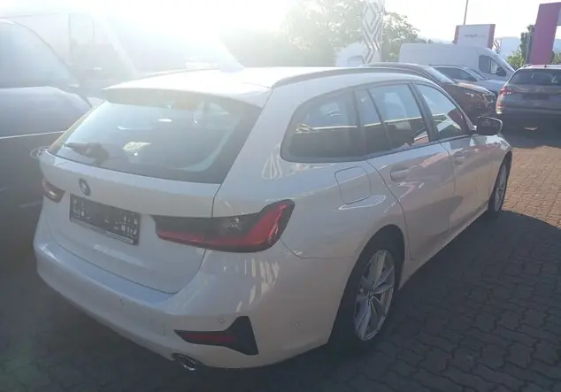 Angebotsdetails BMW 320d 190 xDrive Aut Advan BusinessP Standh ParkP Weiß