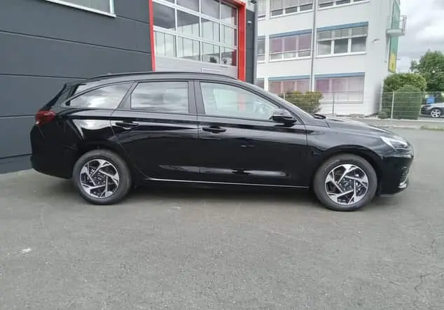 Angebotsdetails Hyundai i30 Kombi Hyundai i30 Wagon Family 1.5 T-GDI MHEV 103 kW (140 PS) 7-Gang-DSG Abyss Black Pearl