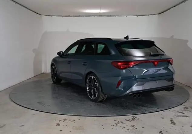 Angebotsdetails Cupra Leon Sportstourer Cupra ST VZ 2.0 TSI 245 kW (333 PS) 7-Gang-DSG 4Drive Allrad Fiord Blau