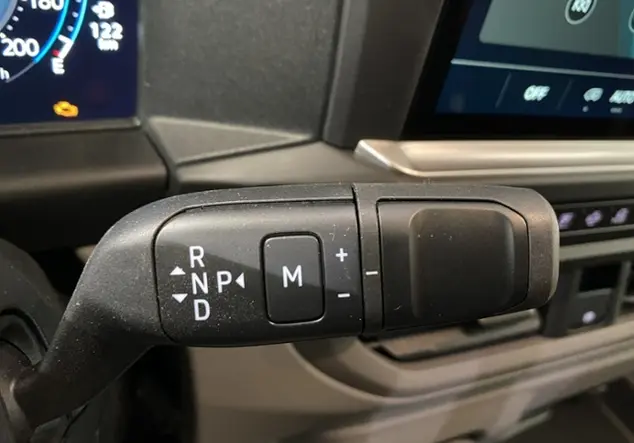 Angebotsdetails Volkswagen T7 Transporter Kombi 2.0 TDI 8-Gang-Automatik Ra Schwarz (Midnight Black Metallic)