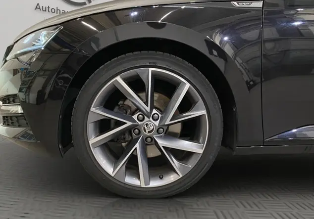 Angebotsdetails Skoda Superb Combi Sportline iV 1.4 eTSI / Schwarz (Schwarz-Magic Perleffekt)