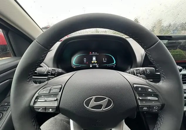 Angebotsdetails Hyundai i30 Kombi Hyundai i30 Wagon Family 1.5 T-GDI MHEV 103 kW (140 PS) 7-Gang-DSG Engine Red