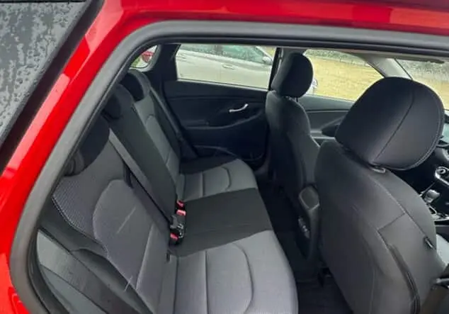 Angebotsdetails Hyundai i30 Kombi Hyundai i30 Wagon Family 1.5 T-GDI MHEV 103 kW (140 PS) 7-Gang-DSG Engine Red