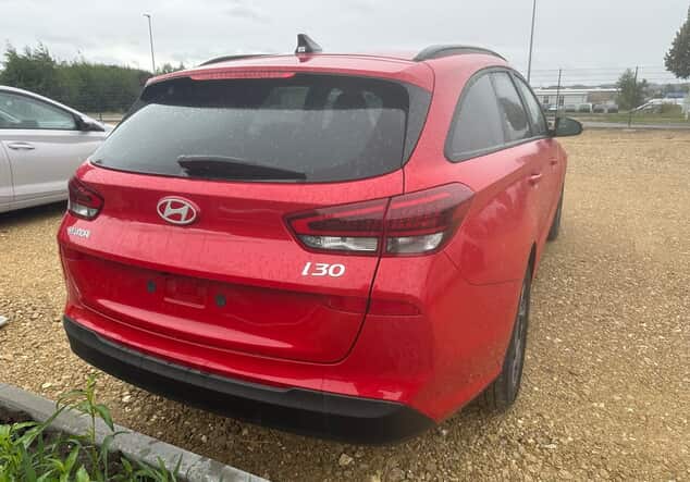 Angebotsdetails Hyundai i30 Kombi Hyundai i30 Wagon Family 1.5 T-GDI MHEV 103 kW (140 PS) 7-Gang-DSG Engine Red
