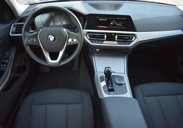 Angebotsdetails BMW 318i Touring Advantage Black