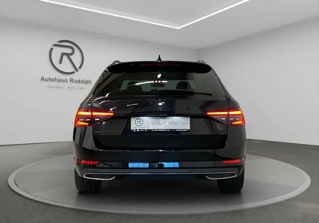 Angebotsdetails Skoda Superb Combi Sportline iV 1.4 eTSI / Schwarz (Schwarz-Magic Perleffekt)