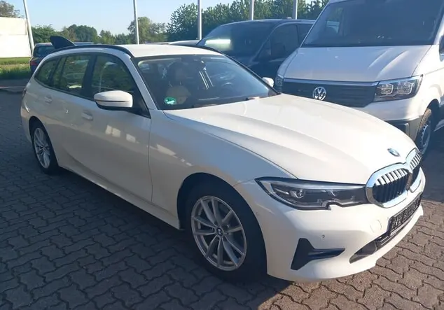Angebotsdetails BMW 320d 190 xDrive Aut Advan BusinessP Standh ParkP Weiß