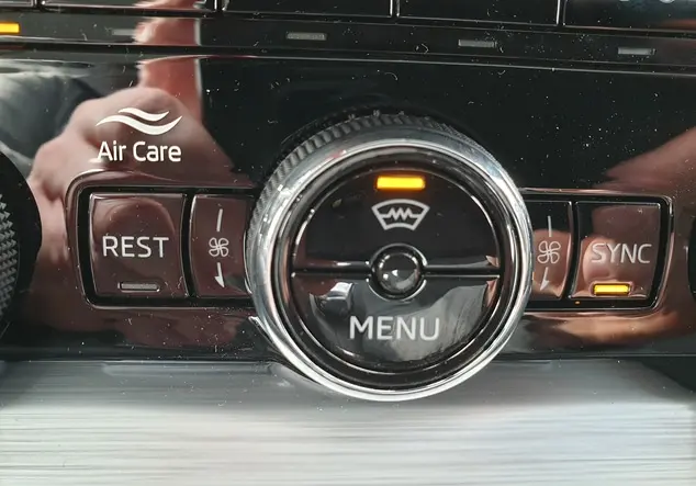 Angebotsdetails Skoda Superb Schwarz (Schwarz-Magic Perleffekt)
