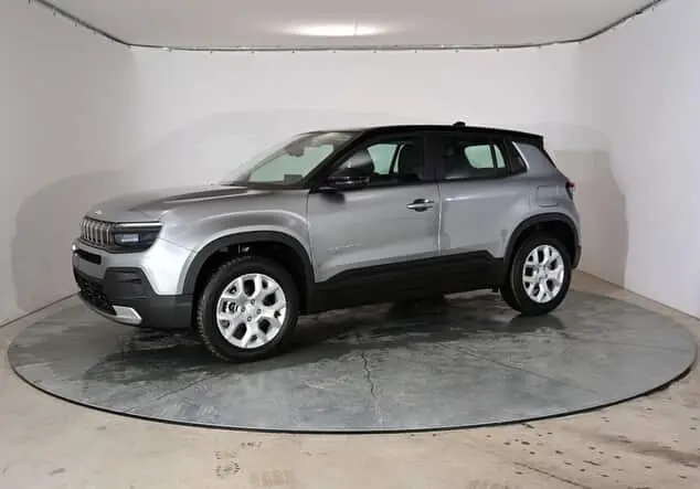 Angebotsdetails Jeep Avenger Jeep Avenger Altitude 1.2 E-Hybrid 74 kW (100 PS) 6-Stufen-DCT Granite Grey Metallic (Dach in Volcano Black)