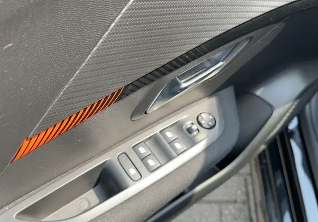 Angebotsdetails Peugeot 208 Lackierung schwarz perla nera/typ aussenverkleidung metallic-lackierung
