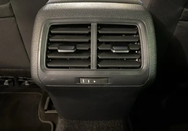 Angebotsdetails Volkswagen Golf Schwarz (Deep Black Perleffekt)
