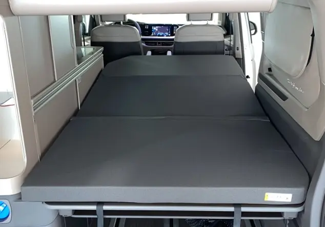 Angebotsdetails Volkswagen T7 California Ocean 2.0 TDI Langer Ãberhang Weià (Candy-Weià Deep Black Perleffekt)