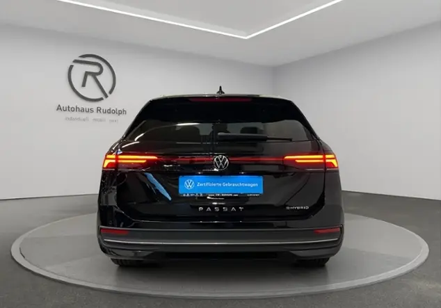 Angebotsdetails Volkswagen Passat Variant B9 1.5 TSI eHybrid Business / Schwarz (Grenadillschwarz Metallic)