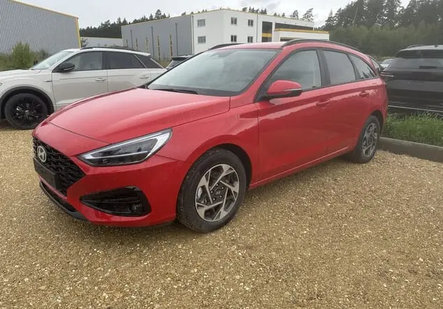 Angebotsdetails Hyundai i30 Kombi Hyundai i30 Wagon Family 1.5 T-GDI MHEV 103 kW (140 PS) 7-Gang-DSG Engine Red