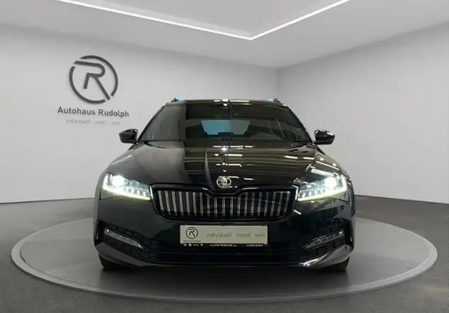Angebotsdetails Skoda Superb Combi Sportline iV 1.4 eTSI / Schwarz (Schwarz-Magic Perleffekt)