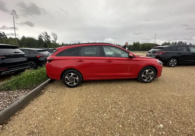 Angebotsdetails Hyundai i30 Kombi Hyundai i30 Wagon Family 1.5 T-GDI MHEV 103 kW (140 PS) 7-Gang-DSG Engine Red