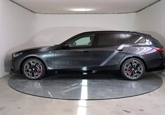 Angebotsdetails BMW 5er BMW 540d Touring 223 kW (303 PS) 8-Gang Steptronic xDrive Sophistograu Brillanteffekt metallic