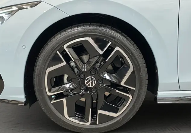 Angebotsdetails Volkswagen Golf VIII Variant R-Line 1.5 eTSI KLIMA Blau (Crystal Ice Blue Metallic)