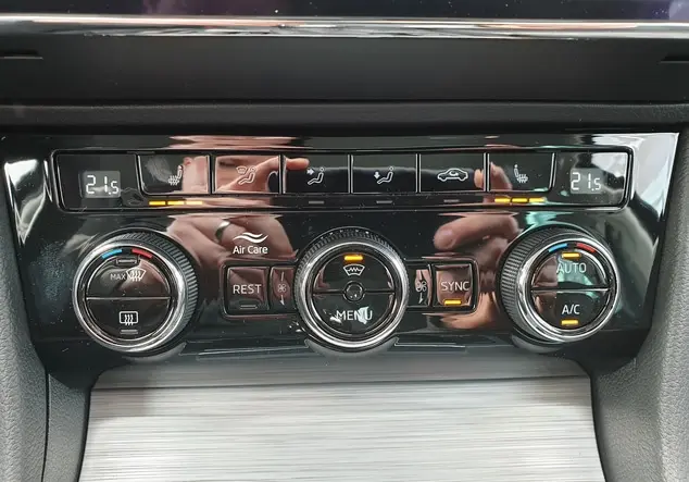 Angebotsdetails Skoda Superb Schwarz (Schwarz-Magic Perleffekt)