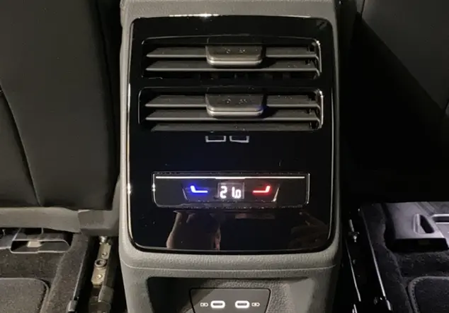 Angebotsdetails Volkswagen ID.7 Tourer Pro 82 kWh KLIMA NAVI ALU Blau (Aquamarinblau Metallic/Schwarz)