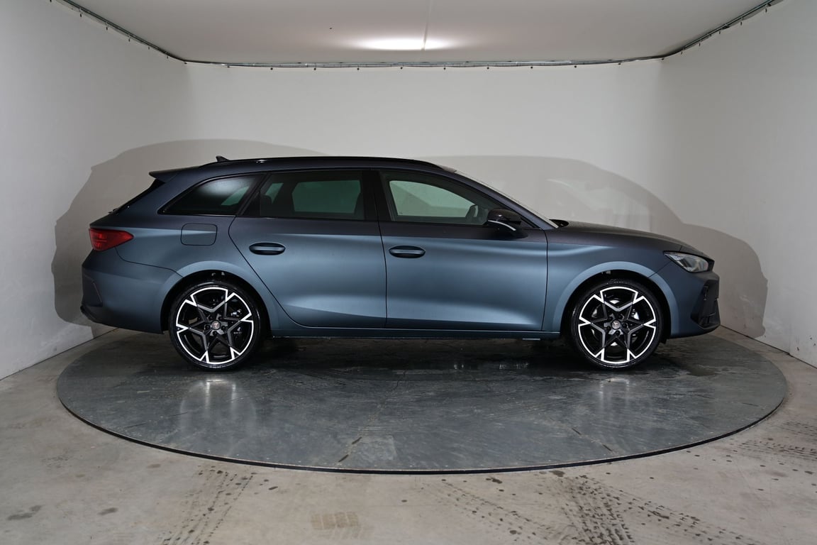 Angebotsdetails Cupra Leon Sportstourer Cupra ST 1.5 eTSI 110 kW (150-PS) 7-Gang-DSG Magnetic Grau Matt/Grau